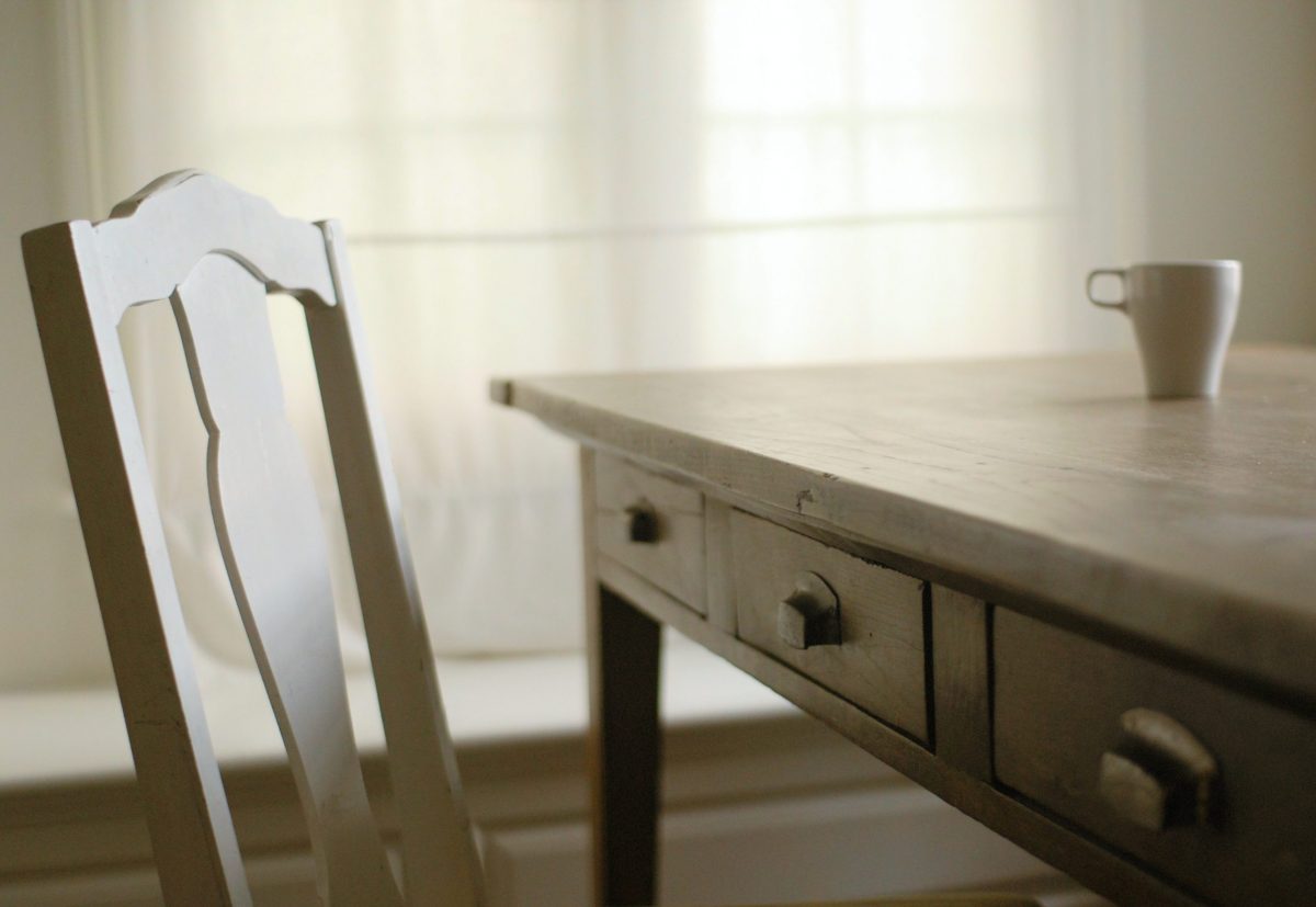 cozy-kitchen-table-in-morning-light