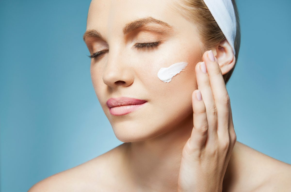 woman-applying-moisturiser