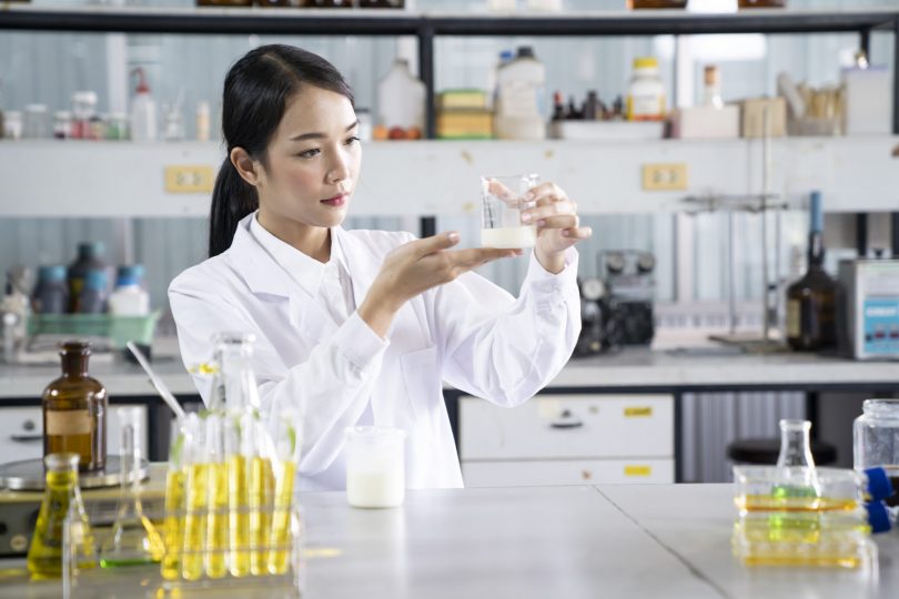 the-scientistdermatologist-testing-the-organic-natural-product-in-the-laboratory-research-and-development-beauty-skincare-concept-blank-packagebottlecontainer-creamserum