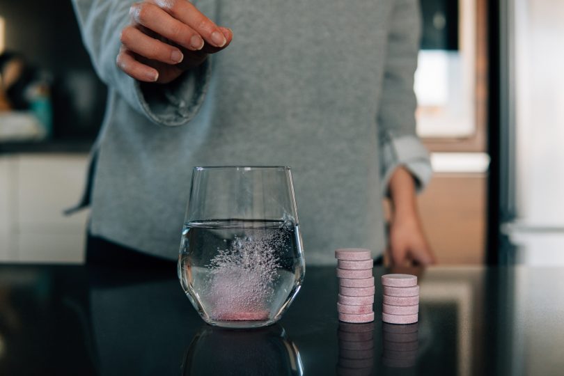effervescent-tablets-in-water-on-the-table