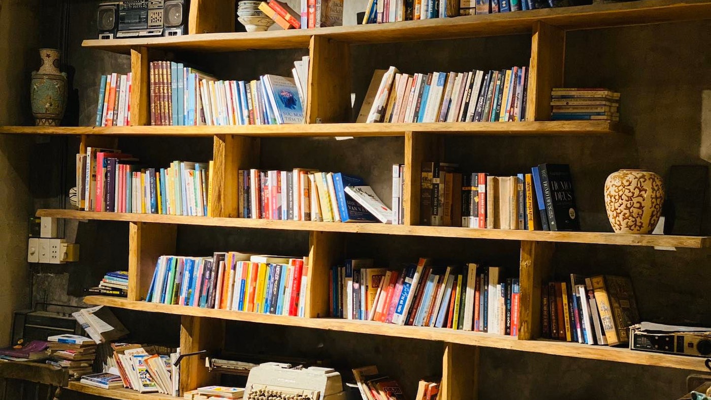 top-10-cafe-sach-yen-tinh-va-dep-nhat-o-sai-gon-nha-nam-blank-bitexco-ban-ca-phe_63be81380691e-jpeg